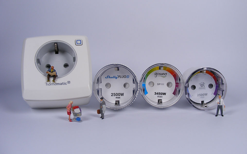 viele Steckdosen: Homematic® IP-PSM, Shelly® Plug-S, Gosund SP111, Fibaro FGPW-102 (von links nach rechts)