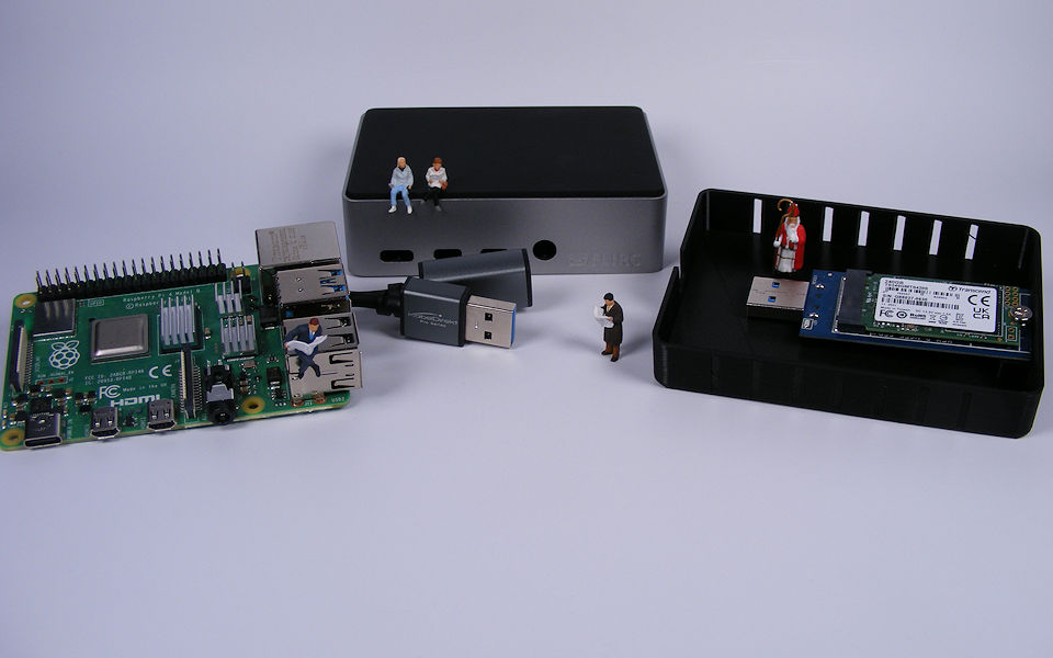 Raspberry Pi 4B, FLIRC-Gehäuse, SSD-Laufwerk, USB-Adapter und Zusatzgehäuse aus dem 3D-Drucker